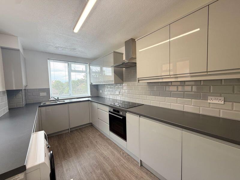 2 bed 1st Floor Flat for rent in Wallington. From Rayners Town & Country - Warlingham
