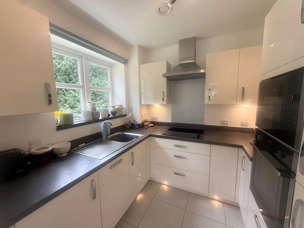 2 bed Apartment for rent in Warlingham. From Rayners Town & Country - Warlingham
