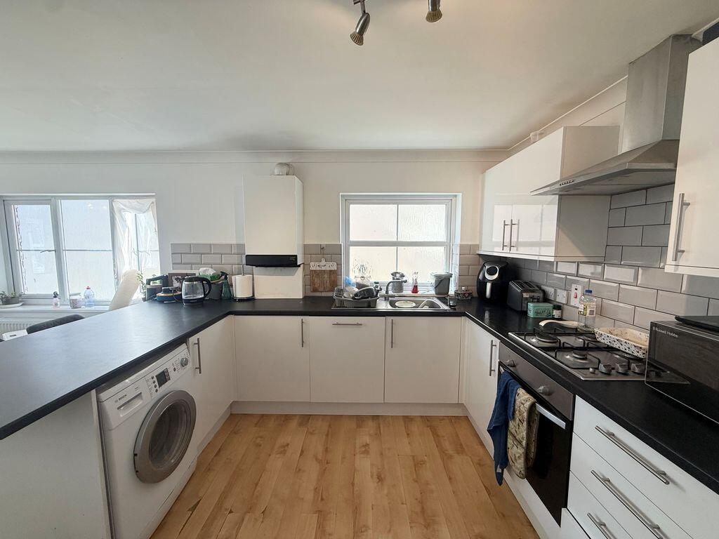 2 bed 1st Floor Flat for rent in Whyteleafe. From Rayners Town & Country - Warlingham