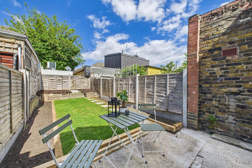 2 bed Mid Terraced House for rent in London. From Century 21 London Central - Westminster