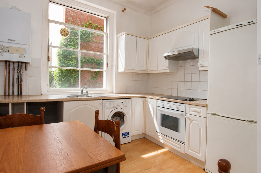 3 bed 1st Floor Flat for rent in London. From Century 21 London Central - Westminster