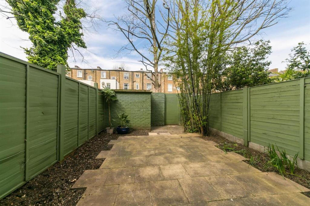 4 bed Town House for rent in Camberwell. From Century 21 London Central - Westminster 4 bed Town House for rent in Camberwell. From Century 21 London Central - Westminster
