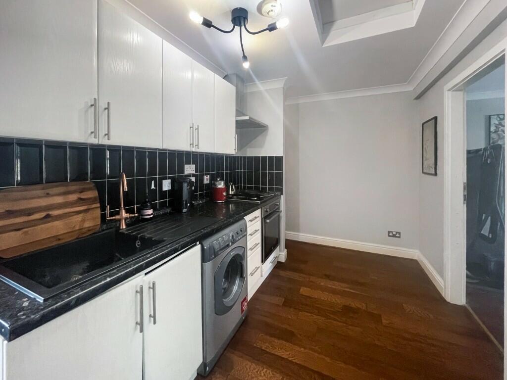 2 bed Flat for rent in London. From RE/MAX Vision
