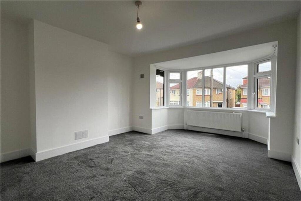 3 bed Apartment for rent in London. From relocate-me.co.uk - London