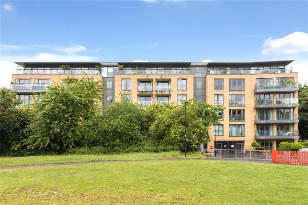 2 bed Apartment for rent in London. From relocate-me.co.uk - London