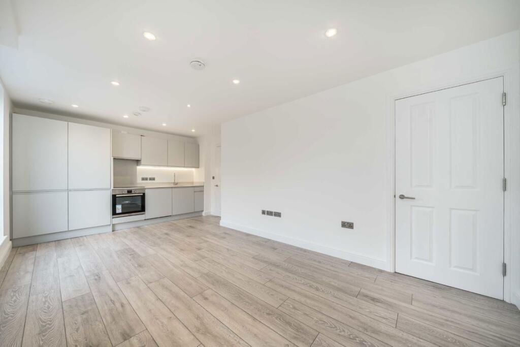3 bed Apartment for rent in London. From Right Now Residential