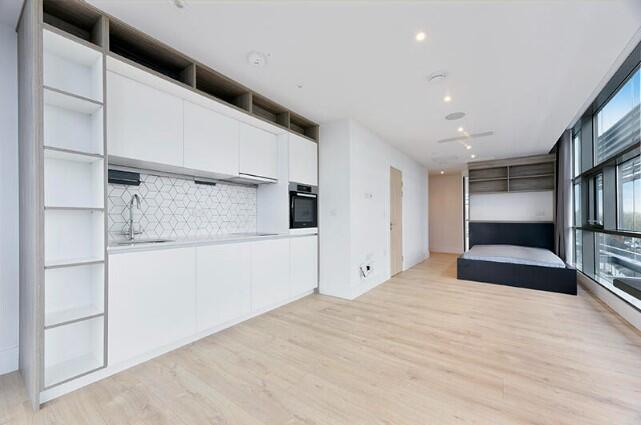 4 bed Studio for rent in Addlestone. From Right Now Residential