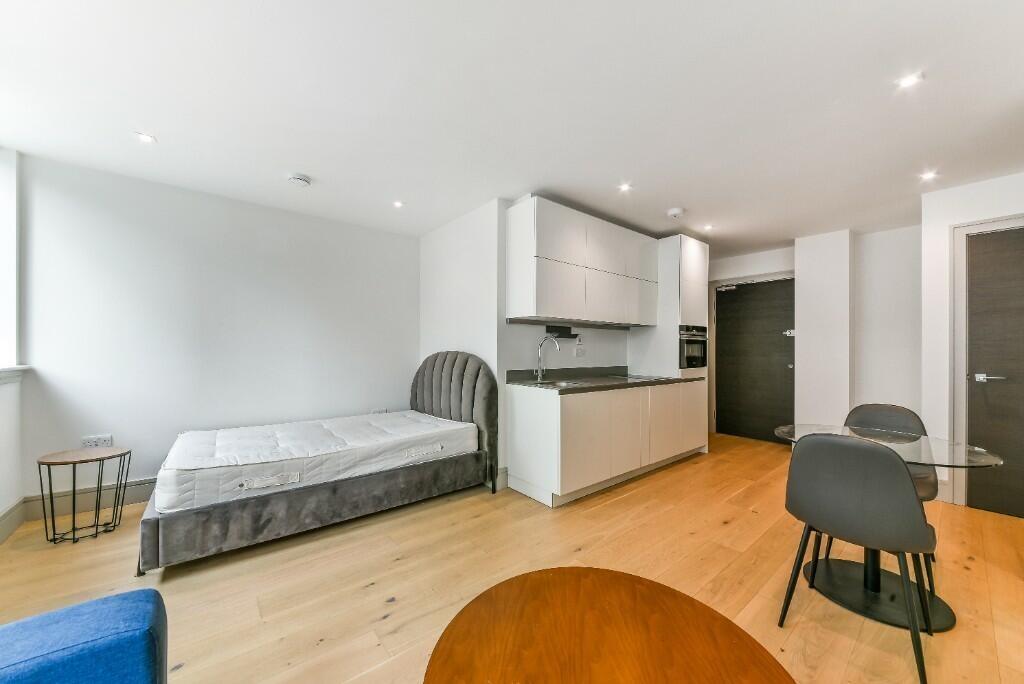 4 bed Studio for rent in Stanmore. From Right Now Residential