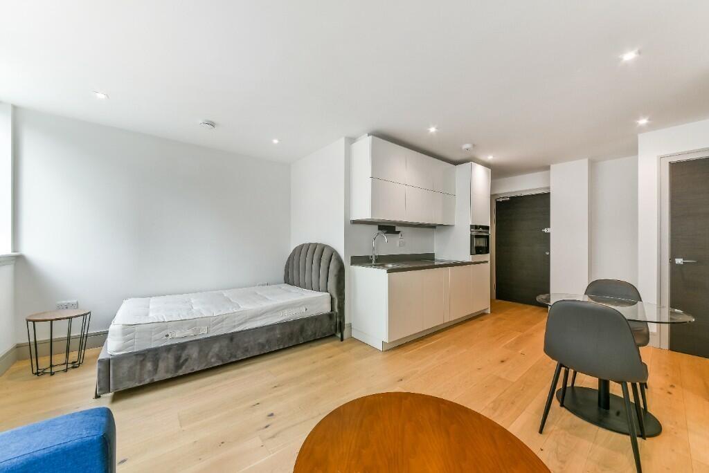 4 bed Studio for rent in Stanmore. From Right Now Residential