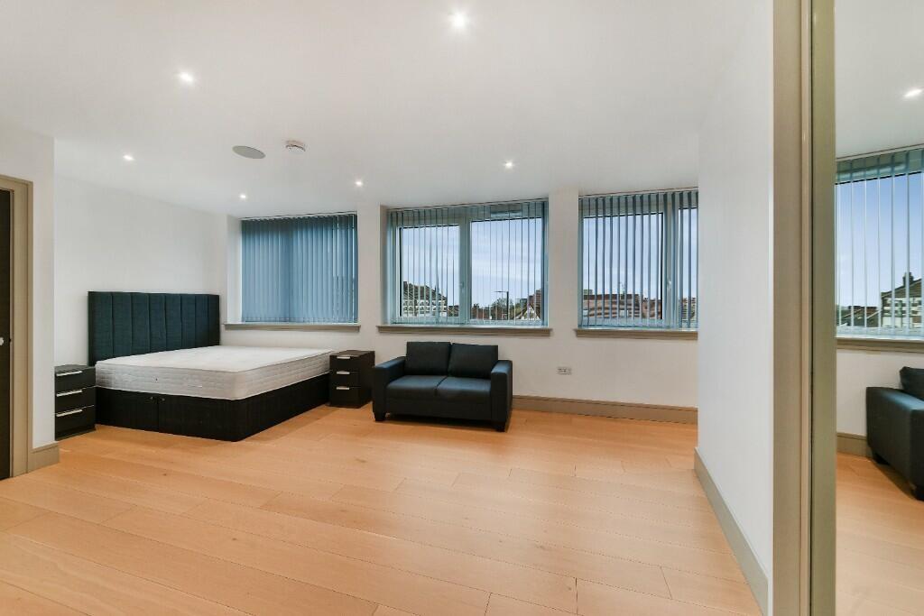 4 bed Studio for rent in Friern Barnet. From Right Now Residential