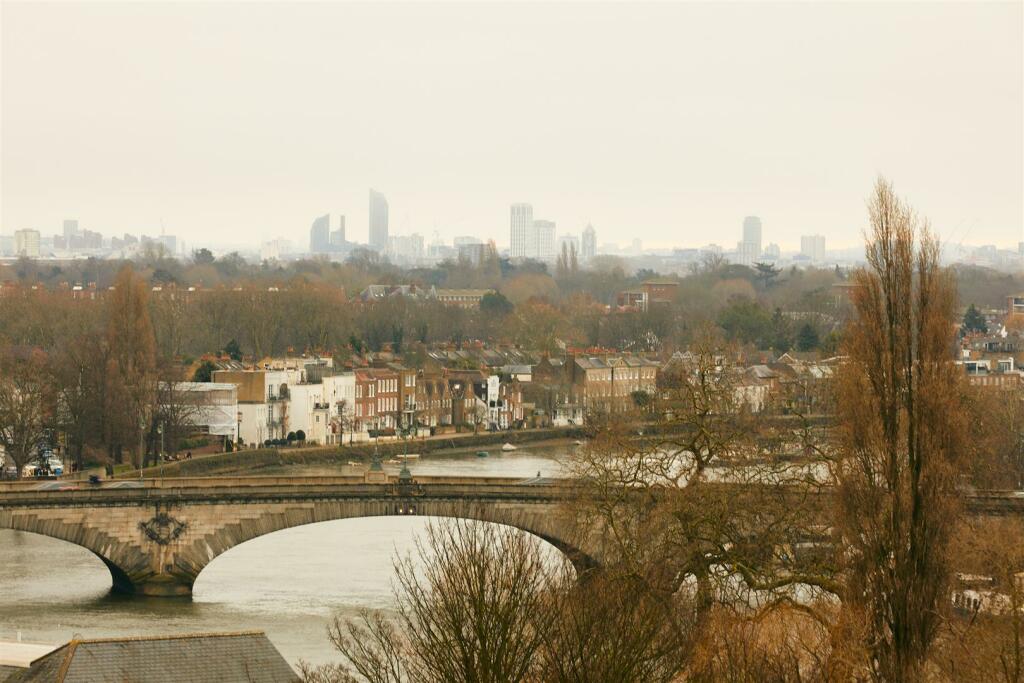 3 bed Penthouse for rent in Brentford. From River Homes - West London Office