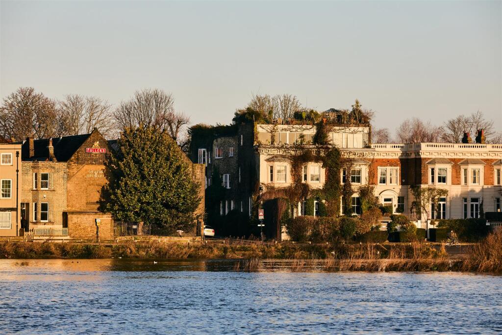 5 bed Annexe for rent in Chiswick. From RiverHomes - West London 5 bed Annexe for rent in Chiswick. From RiverHomes - West London