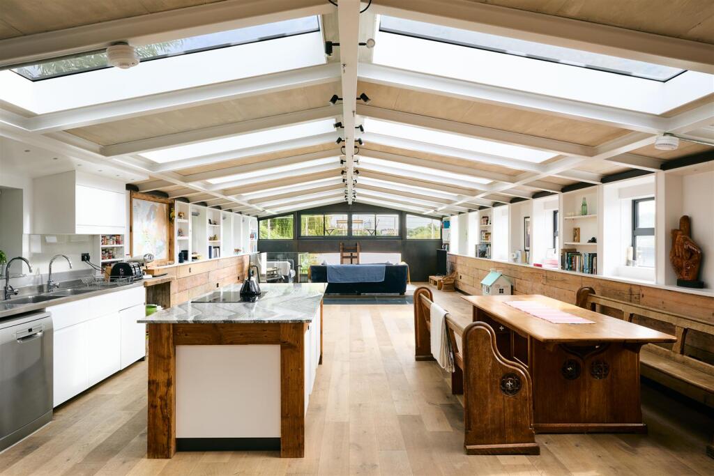 5 bed House Boat for rent in Chiswick. From RiverHomes - West London 5 bed House Boat for rent in Chiswick. From RiverHomes - West London