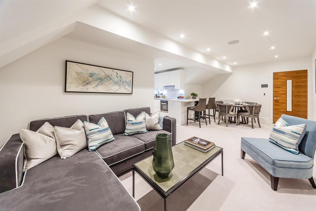 2 bed Penthouse for rent in Hammersmith. From RiverHomes - West London 2 bed Penthouse for rent in Hammersmith. From RiverHomes - West London