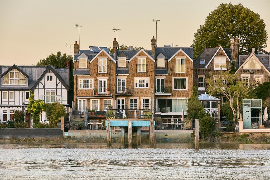5 bed Town House for rent in Chiswick. From RiverHomes - West London 5 bed Town House for rent in Chiswick. From RiverHomes - West London