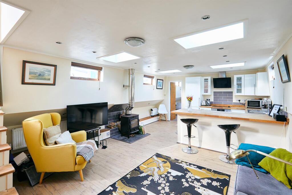 2 bed House Boat for rent in Battersea. From RiverHomes - South West London 2 bed House Boat for rent in Battersea. From RiverHomes - South West London