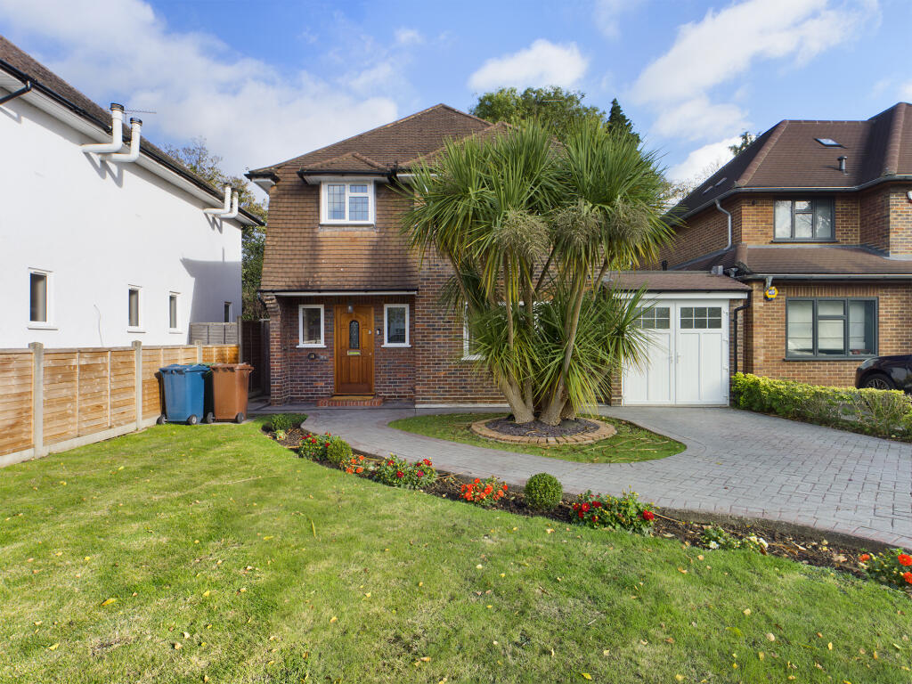 3 bed Detached House for rent in Pinner. From Robert Cooper and Co