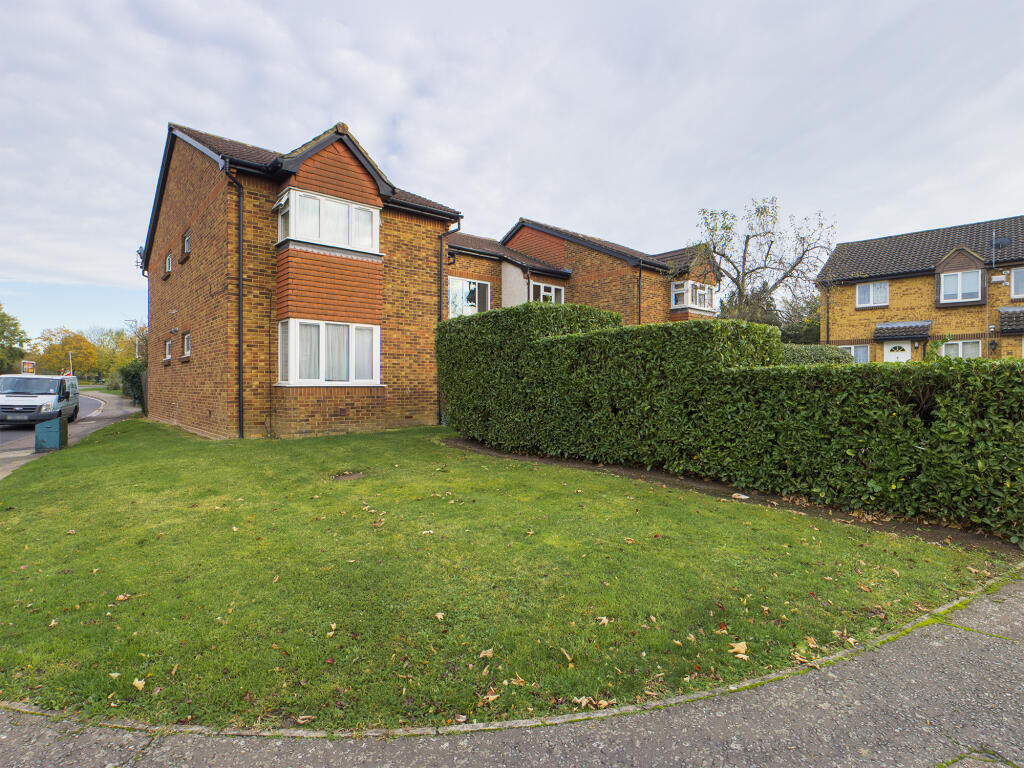 4 bed Apartment for rent in Northolt. From Robert Cooper and Co 4 bed Apartment for rent in Northolt. From Robert Cooper and Co