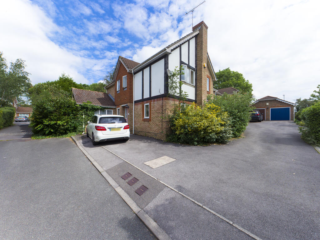 4 bed Detached for rent in Pinner. From Robert Cooper and Co