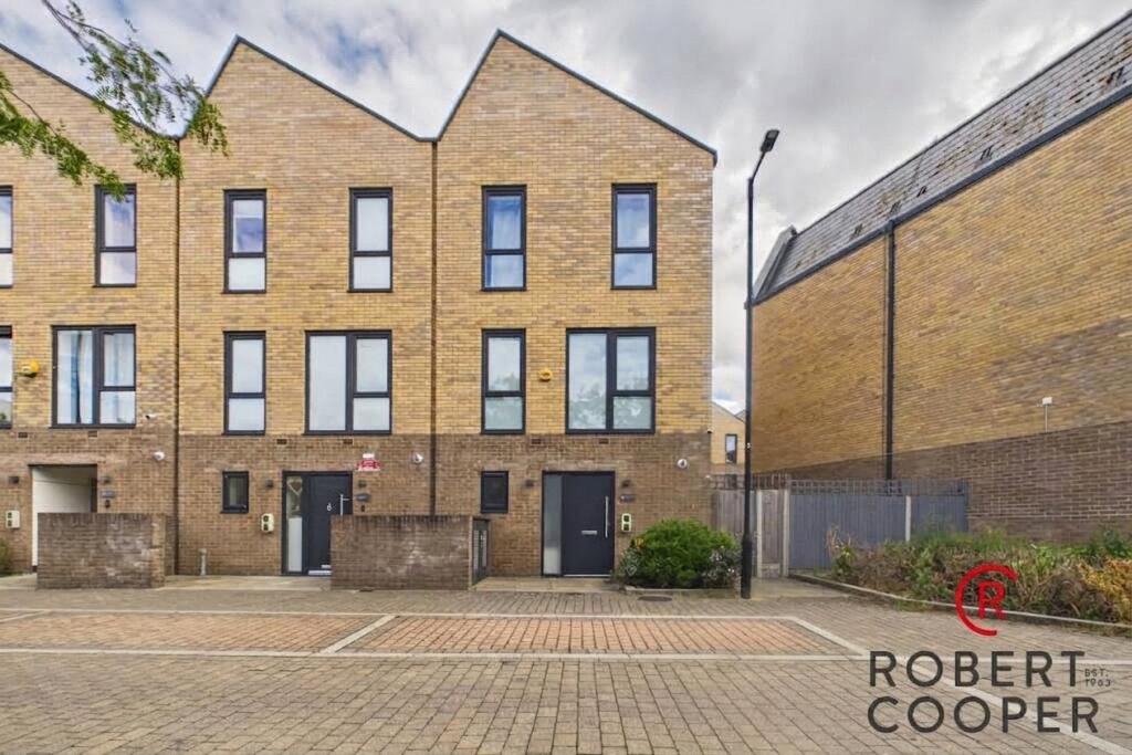 3 bed End of Terrace for rent in Harrow. From Robert Cooper and Co