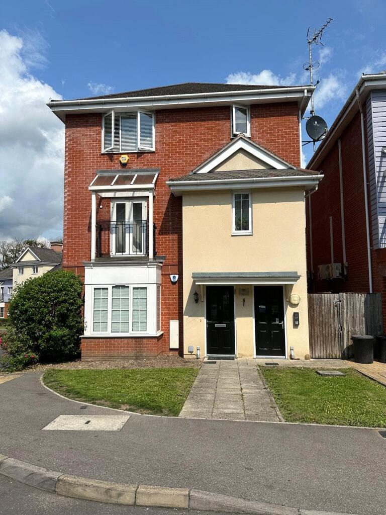 3 bed Apartment for rent in Ruislip. From Robert Cooper and Co