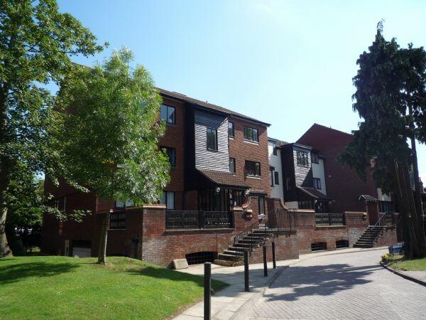 2 bed Flat for rent in Pinner. From Robertson Phillips