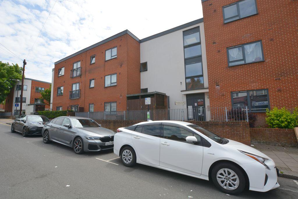 1 bed Apartment for rent in Kenton. From Robertson Phillips - Hatch End
