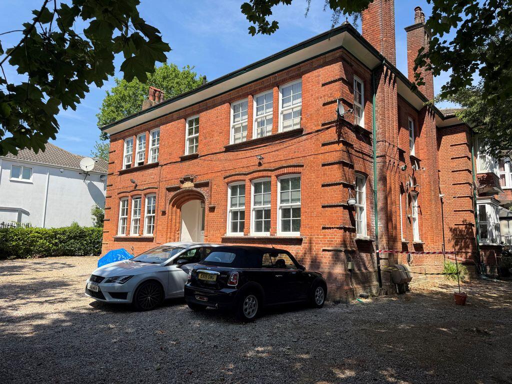 1 bed 1st Floor Flat for rent in Pinner. From Robertson Phillips - Hatch End