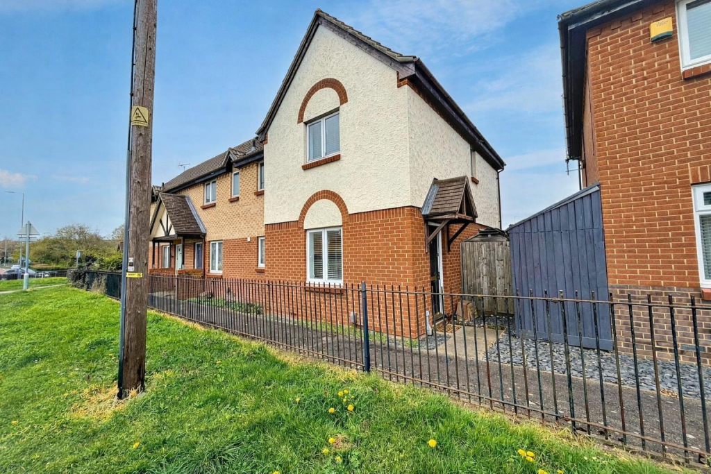 2 bed End of Terrace for rent in Basildon. From Cowling & Payne - Wickford