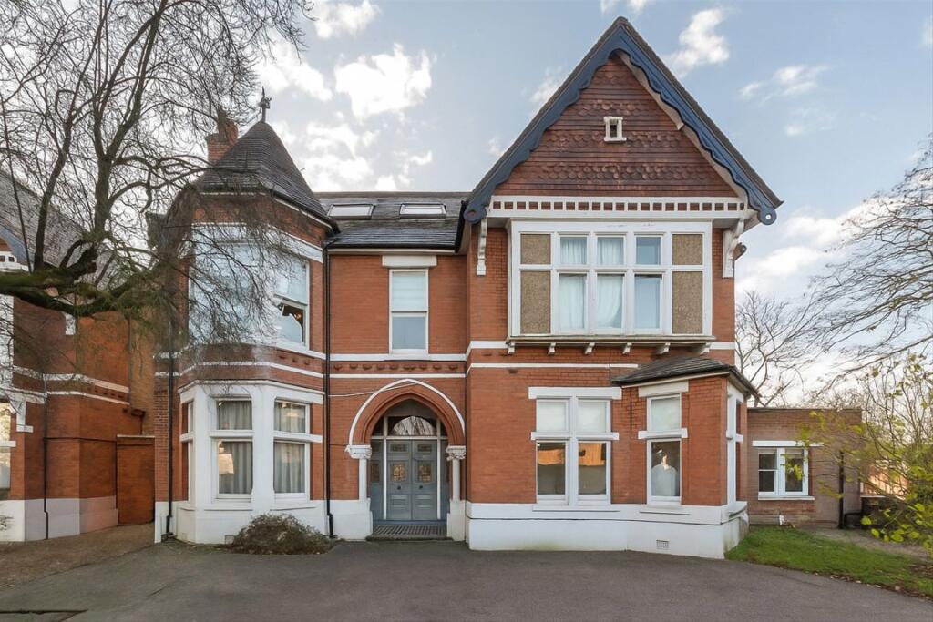 4 bed 1st Floor Flat for rent in Greenford. From Robertson Smith & Kempson - Ealing