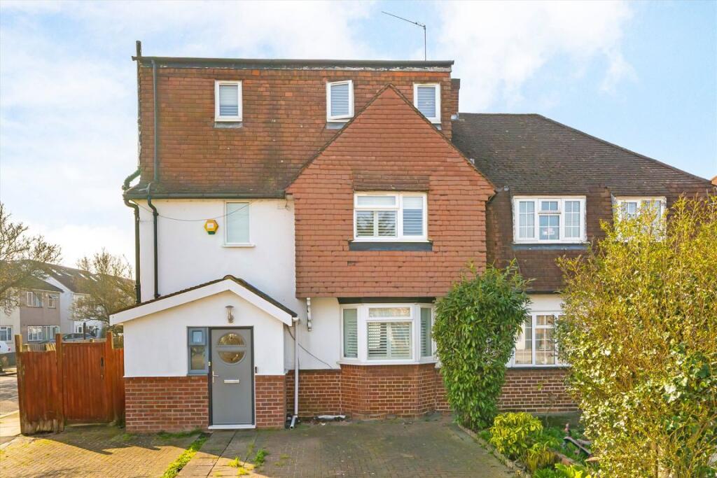 4 bed Detached for rent in Greenford. From Robertson Smith & Kempson - Ealing
