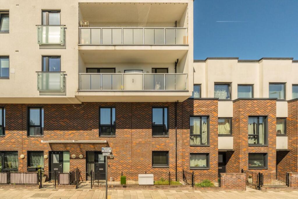 3 bed Annexe for rent in Wembley. From Robertson Smith & Kempson - Ealing