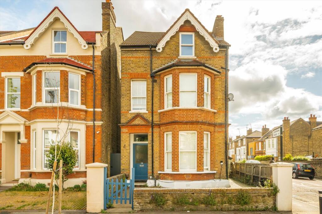 4 bed Studio for rent in Greenford. From Robertson Smith & Kempson - Ealing