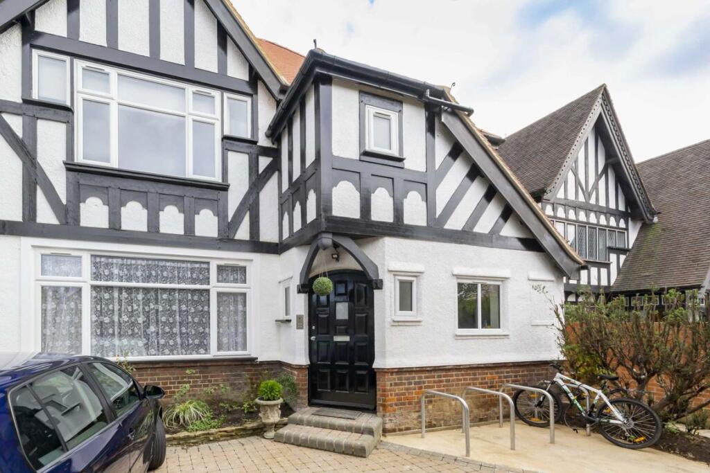 3 bed 1st Floor Flat for rent in Acton. From Robertson Smith & Kempson - Ealing