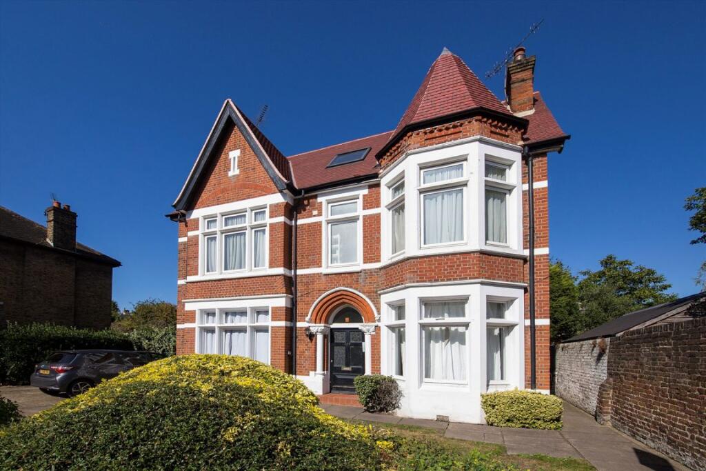 3 bed 1st Floor Flat for rent in Acton. From Robertson Smith & Kempson - Ealing