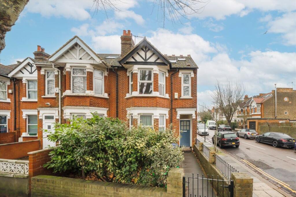 4 bed End of Terrace for rent in Greenford. From Robertson Smith & Kempson - Ealing