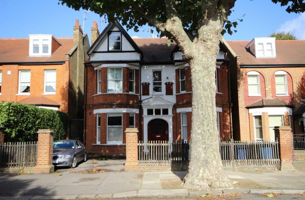 4 bed 1st Floor Flat for rent in Acton. From Robertson Smith & Kempson - Ealing