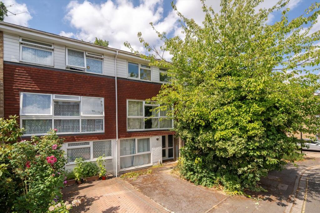 5 bed Detached for rent in Greenford. From Robertson Smith & Kempson - Ealing