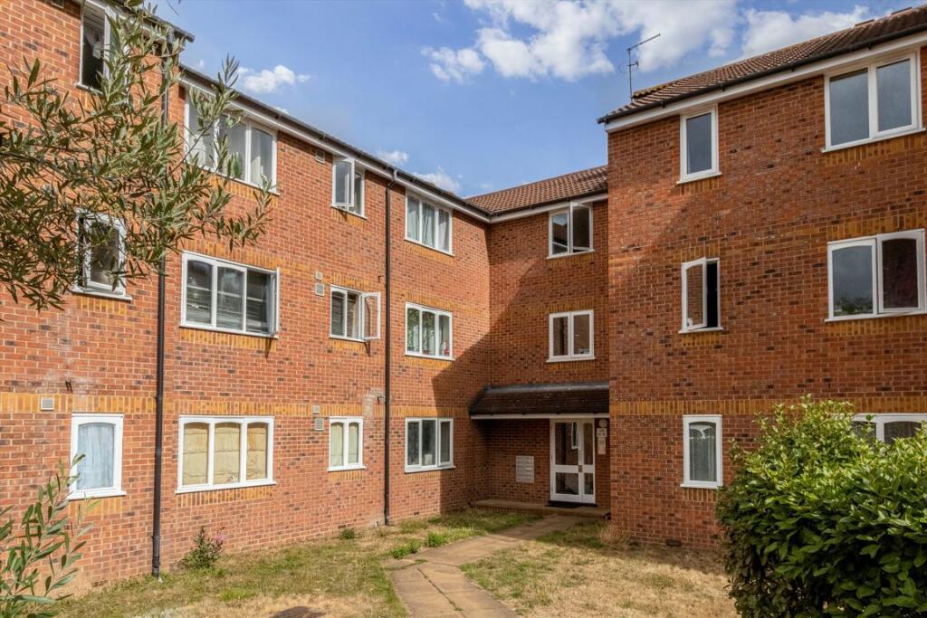 4 bed Studio for rent in Wembley. From Robertson Smith & Kempson - Ealing