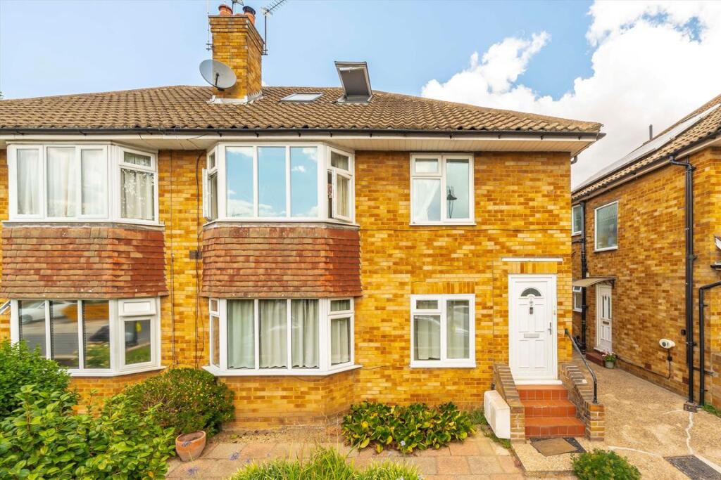 3 bed 1st Floor Flat for rent in Acton. From Robertson Smith & Kempson - Ealing 3 bed 1st Floor Flat for rent in Acton. From Robertson Smith & Kempson - Ealing