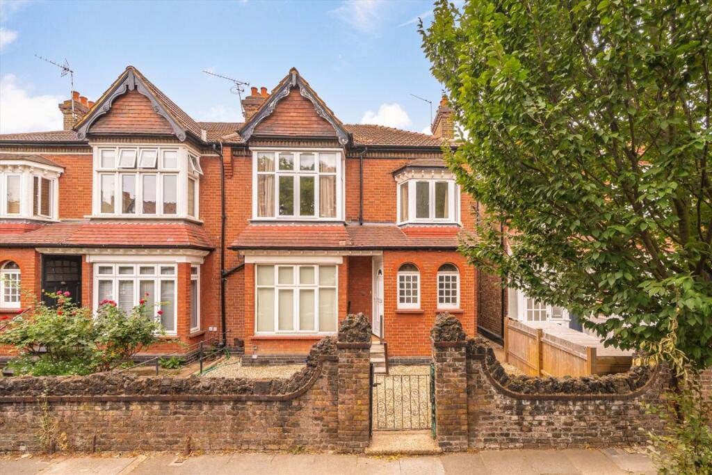 4 bed 1st Floor Flat for rent in Acton. From Robertson Smith & Kempson - Ealing