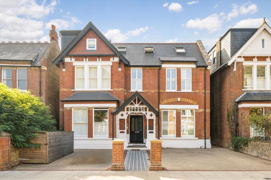 3 bed 1st Floor Flat for rent in London. From Robertson Smith & Kempson - Ealing