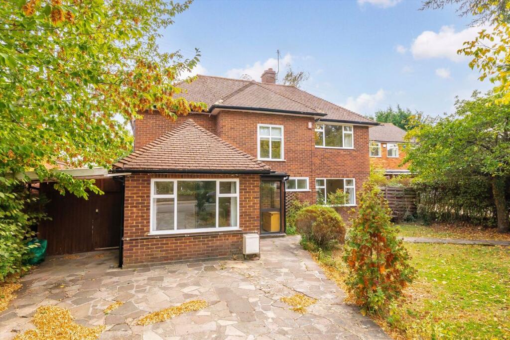 4 bed Detached for rent in Ruislip. From Robertson Smith & Kempson - Ealing
