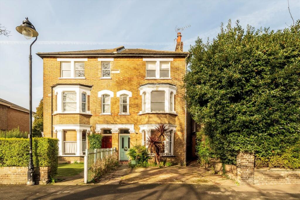 3 bed 1st Floor Flat for rent in Acton. From Robertson Smith & Kempson - Ealing