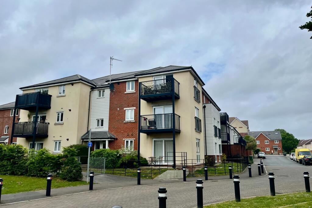 2 bed 1st Floor Flat for rent in Park Gate. From Robinson Reade - Park Gate