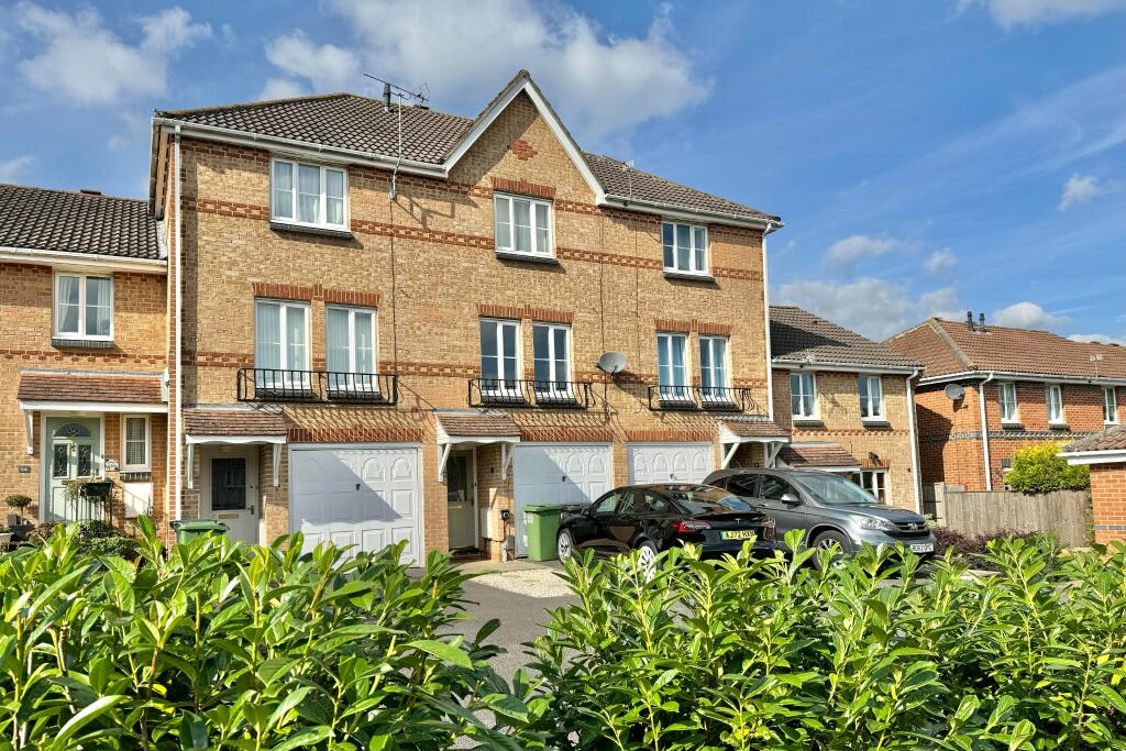 3 bed Town House for rent in Segensworth. From Robinson Reade - Park Gate