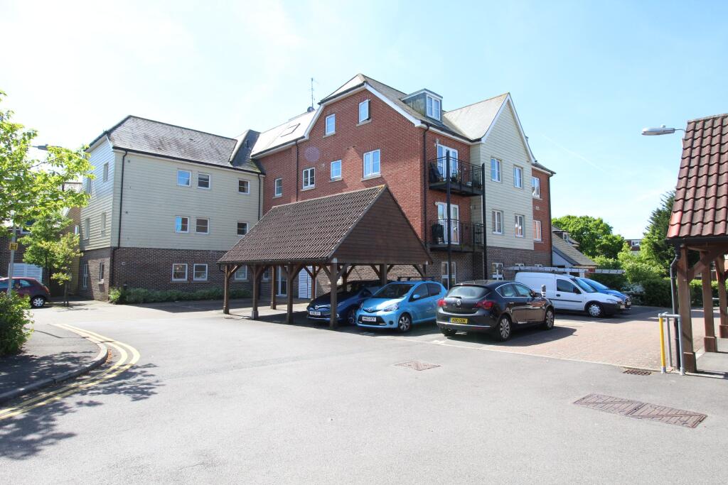 2 bed 1st Floor Flat for rent in Peel Common. From Robinson Reade - Park Gate