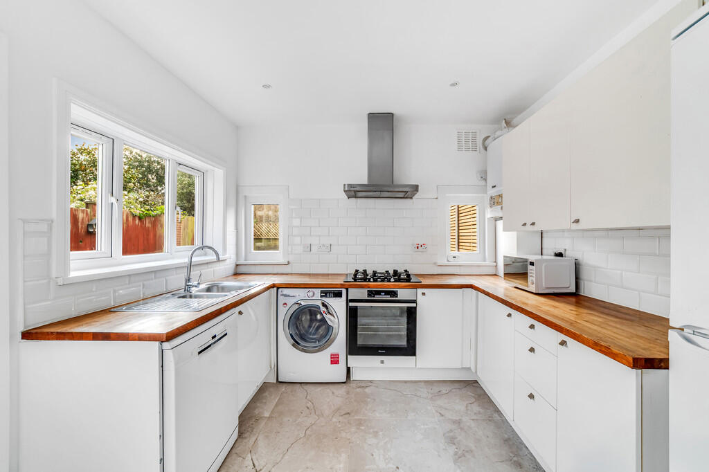 3 bed Semi Detached for rent in Brentford. From Russell Collins 3 bed Semi Detached for rent in Brentford. From Russell Collins