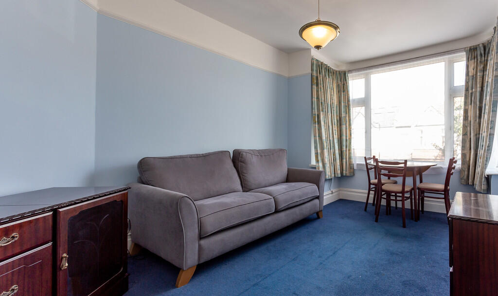 1 bed 1st Floor Flat for rent in Greenford. From Russell Collins