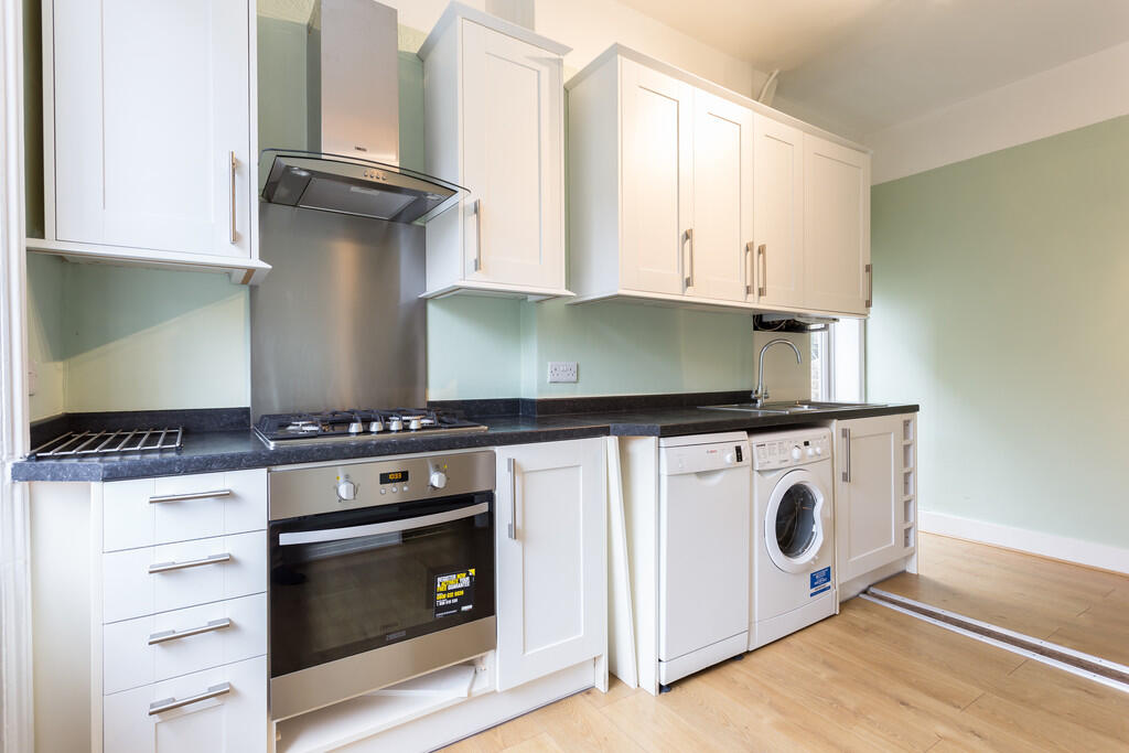 2 bed Apartment for rent in Brentford. From Russell Collins 2 bed Apartment for rent in Brentford. From Russell Collins